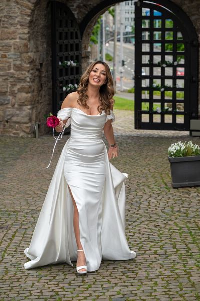 sch�ne Braut betritt das Schloss Broich in M�lheim